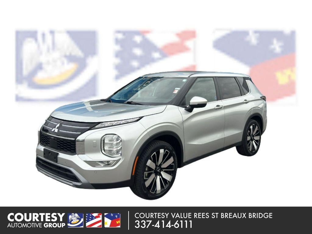 2025 Mitsubishi Outlander Base in Silver — front three-quarter view